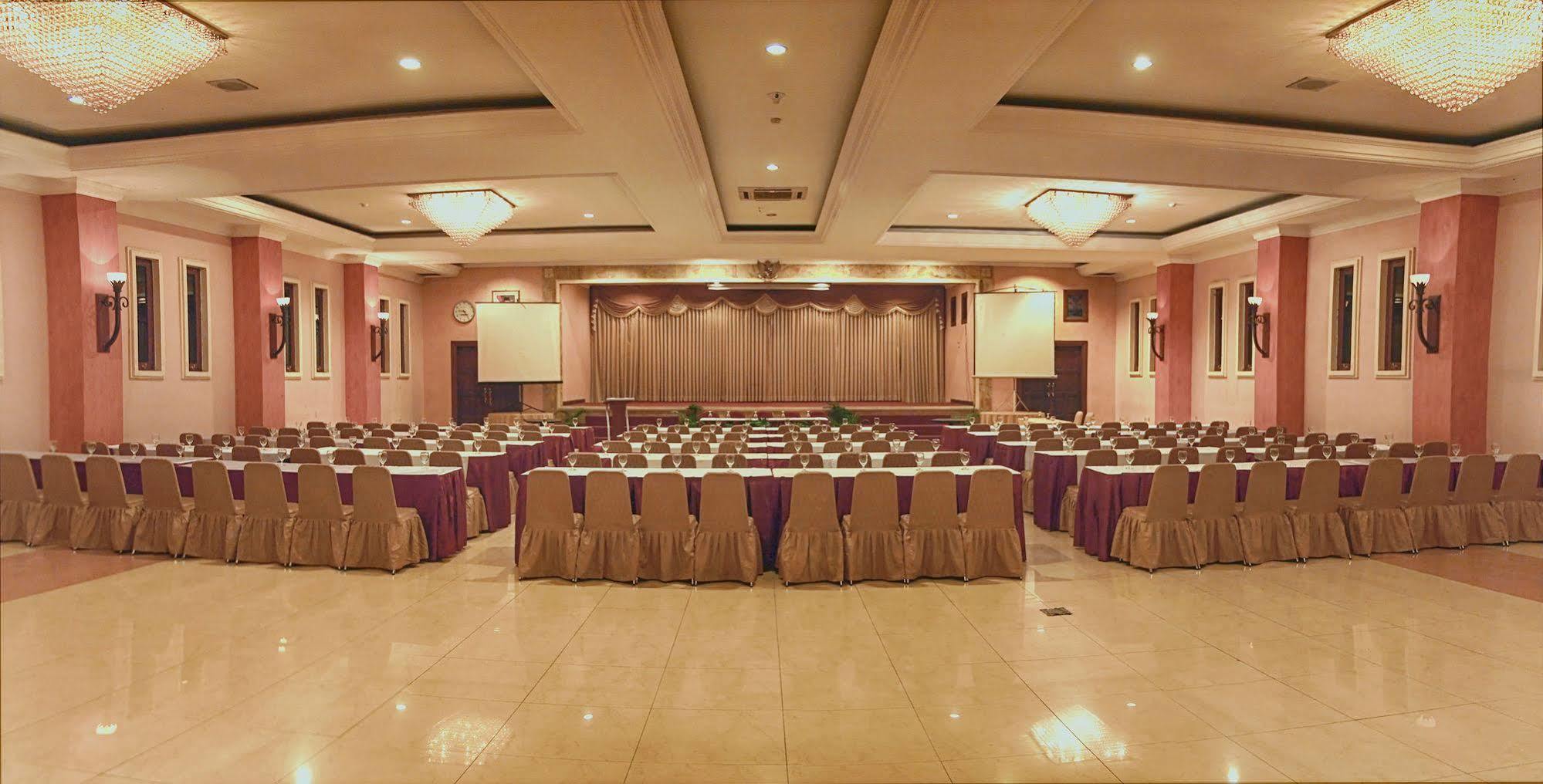 Lotus Garden Hotel Kediri  Zewnętrze zdjęcie