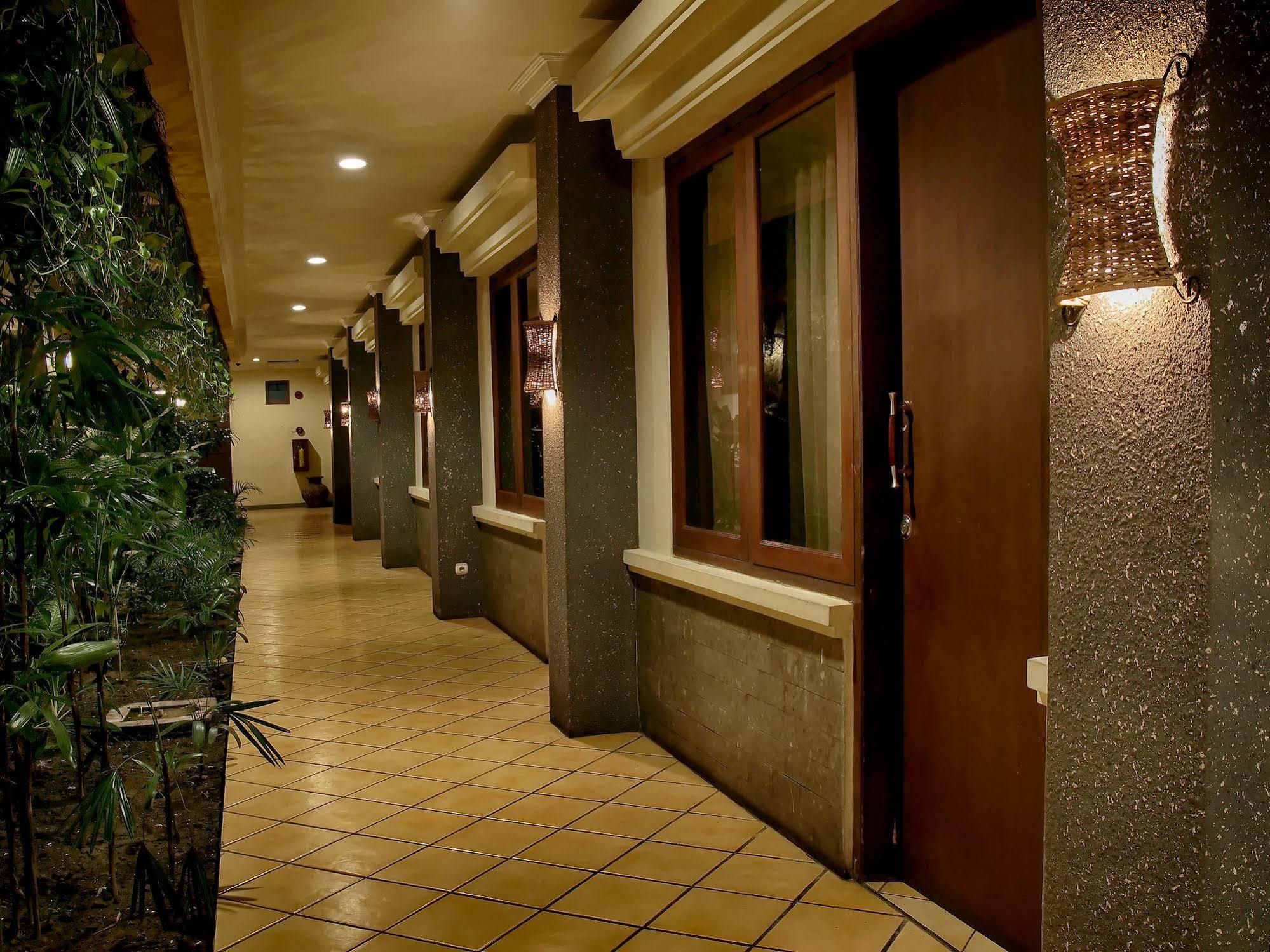 Lotus Garden Hotel Kediri  Zewnętrze zdjęcie
